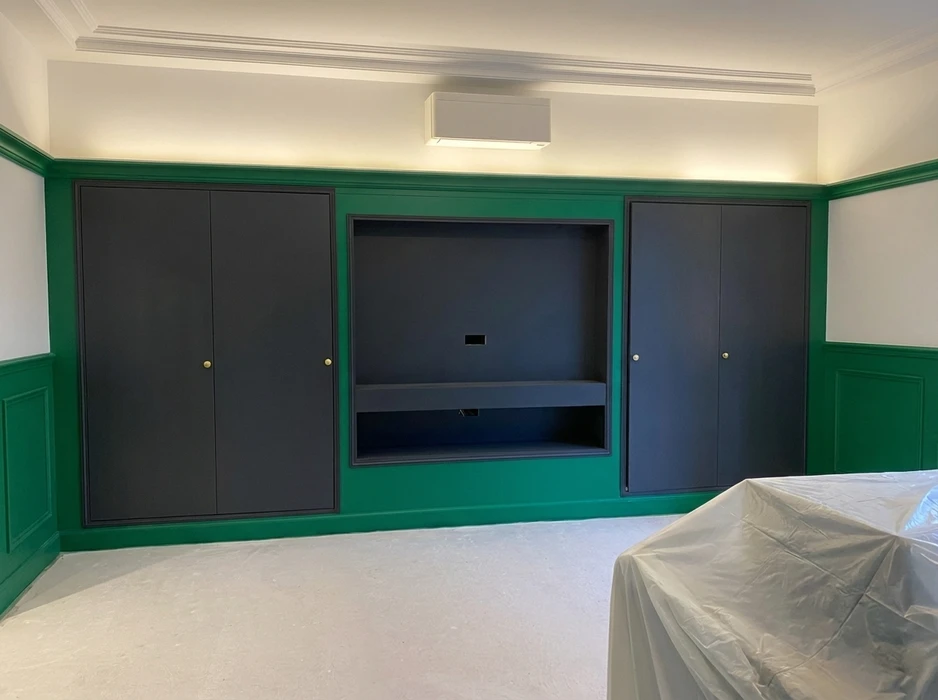 Pièce en cours de rénovation avec mur d'accent en vert émeraude