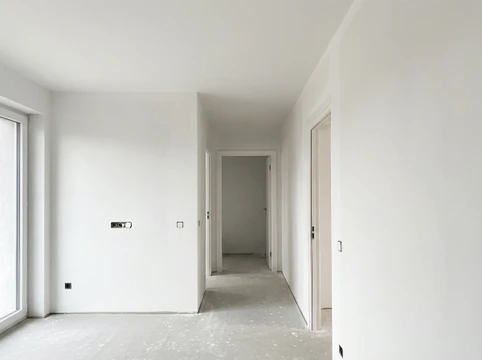 Salle de bain moderne et minimaliste avec WC à réservoir apparent, meuble vasque sur pieds en bois effet chêne avec 2 tiroirs et mitigeur chromé, receveur de douche extra-plat blanc avec colonne de douche réglable à douchette