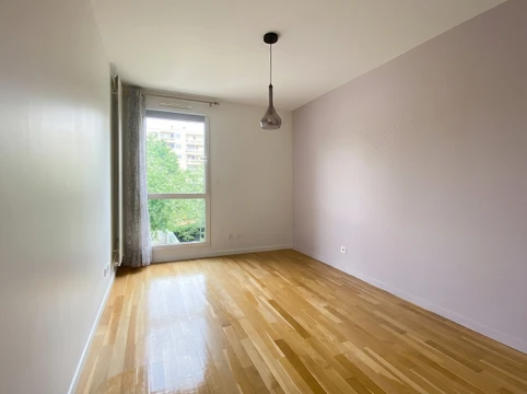 salle de bains moderne vide avec carrelage gris et sol sombre; Rendu 3d