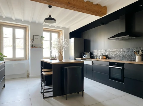 Salle de douche à l'italienne sans receveur, carrelage grand format effet marbre blanc Calacatta avec veines grises, finition polie brillante