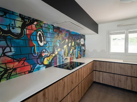 Professionnel dans un t-shirt ou v&ecirc;tement de travail debout sur un chantier de r&eacute;novation int&eacute;rieure, tenant un plan ou tablette num&eacute;rique, supervis&eacute; par plusieurs ouvriers en arri&egrave;re-plan travaillant sur diff&eacute;rentes t&acirc;ches (un peintre avec ses &eacute;quipements de peinture, quelqu'un posant du carrelage ou un rev&ecirc;tement, quelqu'un travaillant la pl&acirc;trerie). La sc&egrave;ne se d&eacute;roule dans un int&eacute;rieur r&eacute;sidentiel en cours de r&eacute;novation, avec des mat&eacute;riaux de chantier visibles. L'atmosph&egrave;re doit &ecirc;tre professionnelle et coordonn&eacute;e, montrant la gestion d'un projet int&eacute;gr&eacute;.