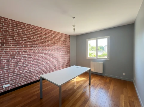 Artisan pl&acirc;trier en tenue de travail applique un enduit sur mur int&eacute;rieur avec taloche
