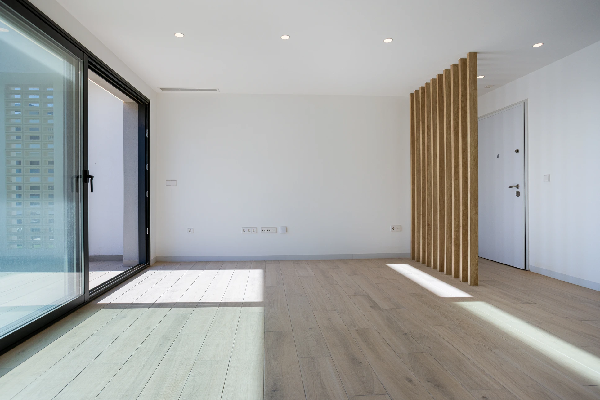 Deux ouvriers en tenue de sécurité bleue et casques installent un faux plafond suspendu dans un bâtiment en construction
